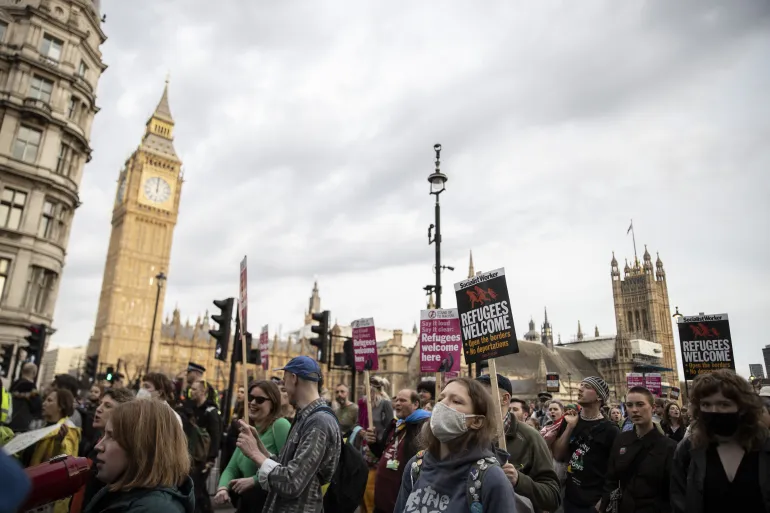 اللاجئون في بريطانيا بين قوارب الموت والإبعاد إلى رواندا