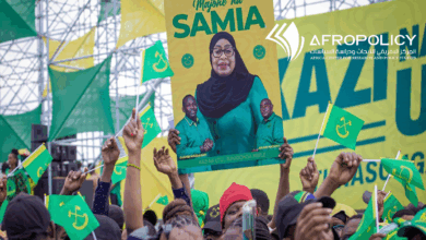 أنصار حزب الثورة – تشاما تشا مابيندوزي (CCM) يرفعون لافتاتٍ وصورًا للرئيسة سامية صلوحو حسن خلال تجمعٍ انتخابي في دار السلام في 28 أغسطس 2025. تصوير: إيريكي بونيفايس/وكالة فرانس برس عبر جيتي إيماجز.